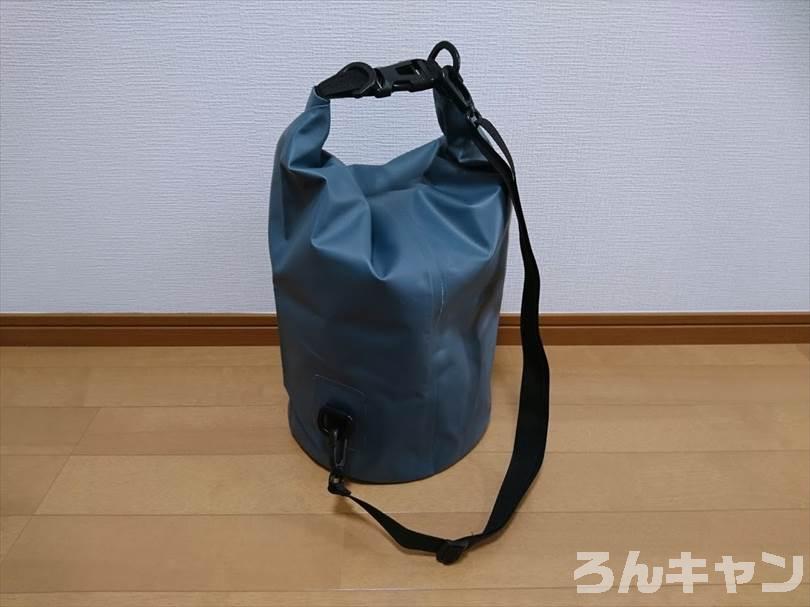 ダイソーのドライバッグ（15L）は防水機能がしっかりでキャンプにおすすめ（お手頃価格でコスパ抜群）