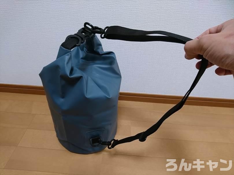 ダイソーのドライバッグ（15L）は防水機能がしっかりでキャンプにおすすめ（お手頃価格でコスパ抜群）