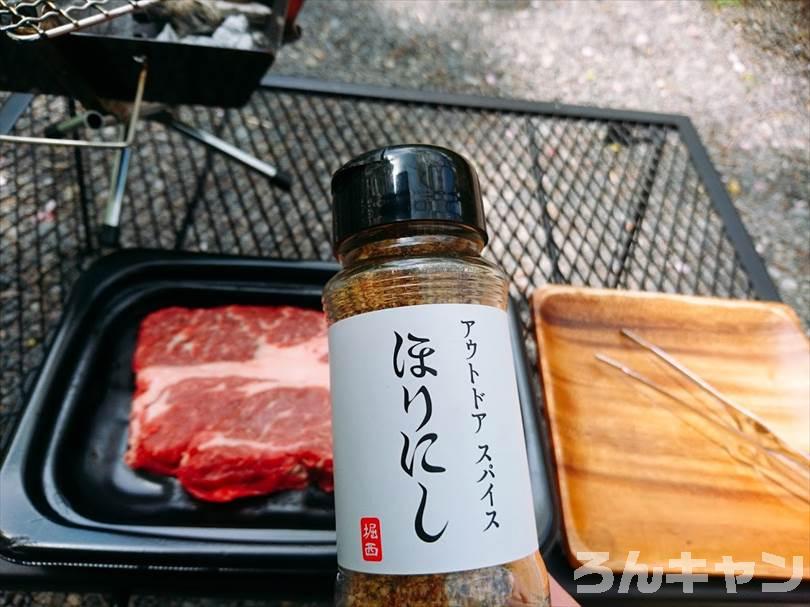 【簡単・絶品】キャンプで食べるステーキが最高｜フライパンと炭火で焼いてみた