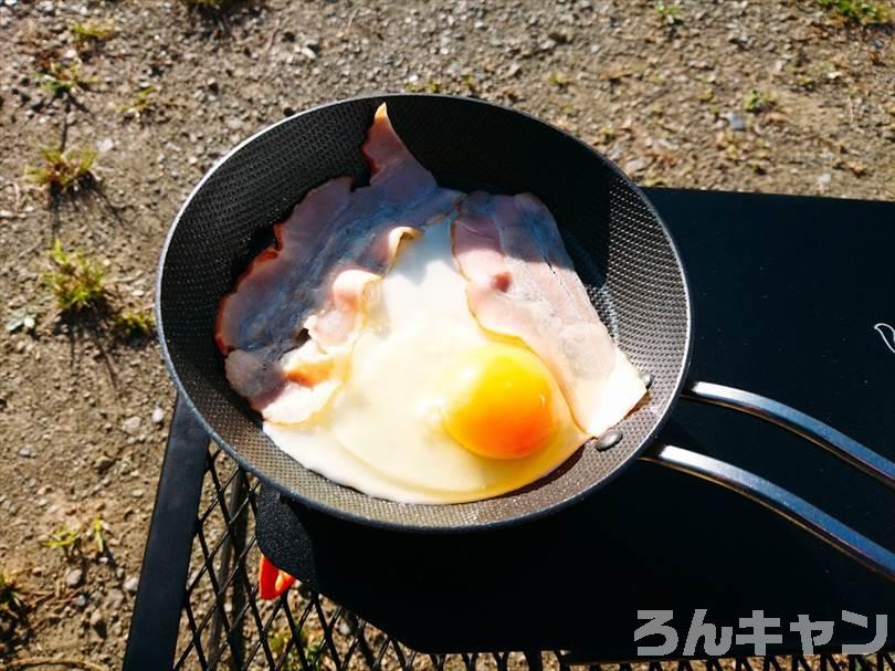 キャンプ場でつくれる簡単な卵料理（ベーコンエッグ）