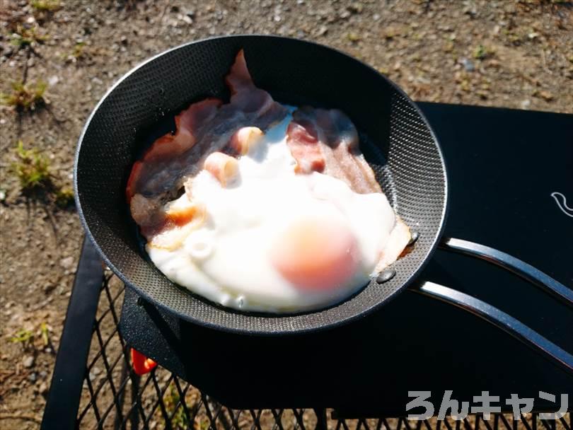 キャンプ場でつくれる簡単な卵料理（ベーコエッグ）