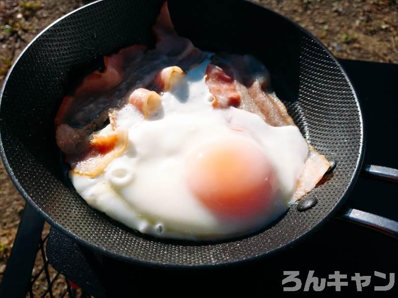 キャンプ場でつくれる簡単な卵料理（ベーコンエッグ）