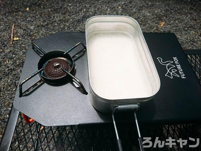 【お手軽キャンプ飯】無印良品のカレーを外で食べると100倍美味しい｜グリーンカレーは青唐辛子の辛さとココナッツミルクの甘さとコクが最高