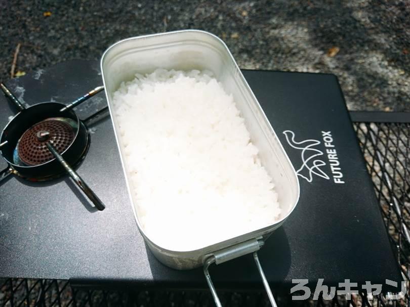 【お手軽キャンプ飯】無印良品のカレーを外で食べると100倍美味しい｜グリーンカレーは青唐辛子の辛さとココナッツミルクの甘さとコクが最高