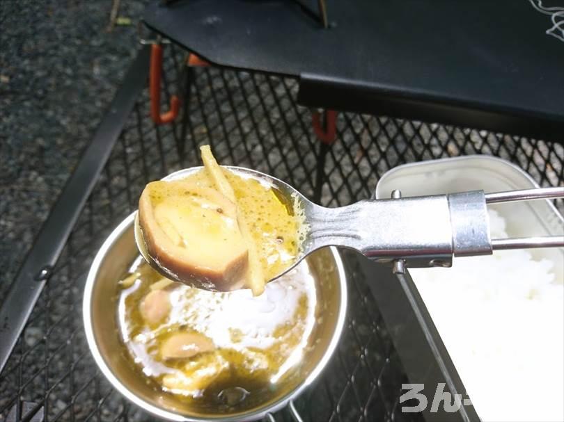 【お手軽キャンプ飯】無印良品のカレーを外で食べると100倍美味しい｜グリーンカレーは青唐辛子の辛さとココナッツミルクの甘さとコクが最高