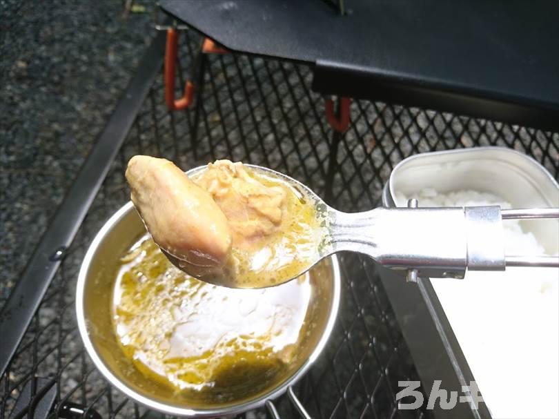 【お手軽キャンプ飯】無印良品のカレーを外で食べると100倍美味しい｜グリーンカレーは青唐辛子の辛さとココナッツミルクの甘さとコクが最高