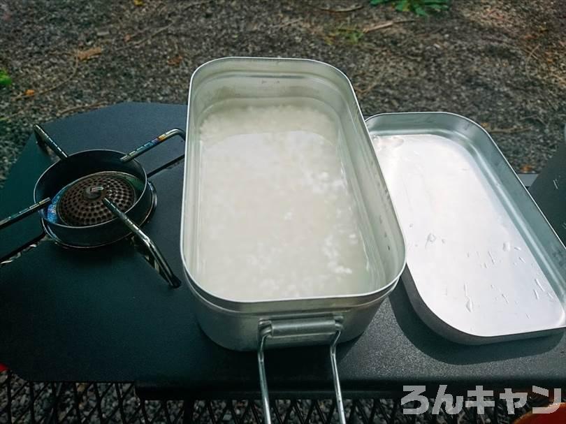 【お手軽キャンプ飯】無印良品のカレーを外で食べると100倍美味しい｜ジンジャードライキーマは生姜たっぷりでひき肉がゴロゴロ入ってスパイシー