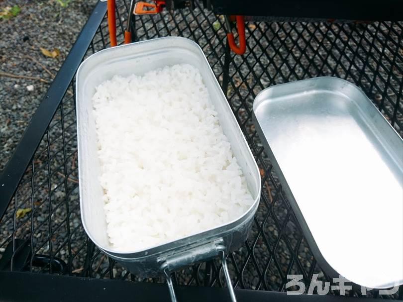 【お手軽キャンプ飯】無印良品のカレーを外で食べると100倍美味しい｜ジンジャードライキーマは生姜たっぷりでひき肉がゴロゴロ入ってスパイシー