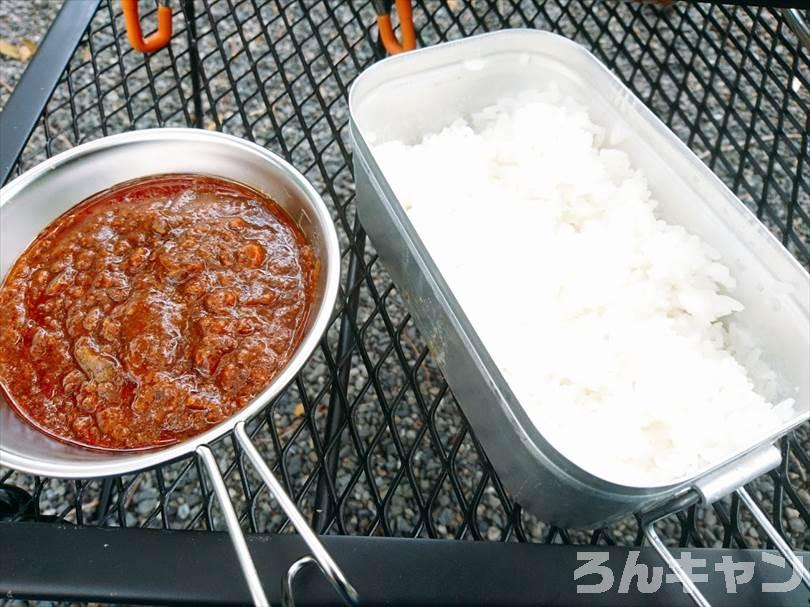 【お手軽キャンプ飯】無印良品のカレーを外で食べると100倍美味しい｜ジンジャードライキーマは生姜たっぷりでひき肉がゴロゴロ入ってスパイシー