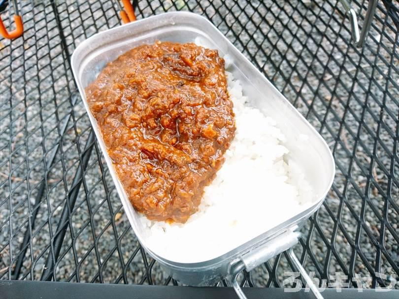 【お手軽キャンプ飯】無印良品のカレーを外で食べると100倍美味しい｜ジンジャードライキーマは生姜たっぷりでひき肉がゴロゴロ入ってスパイシー