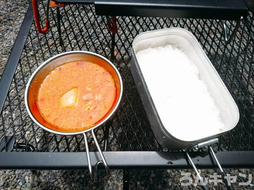 【お手軽キャンプ飯】無印良品のカレーを外で食べると100倍美味しい｜マッサマンカレーはピーナッツのコクと鶏肉の旨味がたっぷりで甘くて美味しい