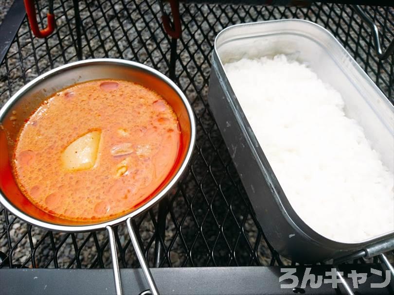 【お手軽キャンプ飯】無印良品のカレーを外で食べると100倍美味しい｜マッサマンカレーはピーナッツのコクと鶏肉の旨味がたっぷりで甘くて美味しい