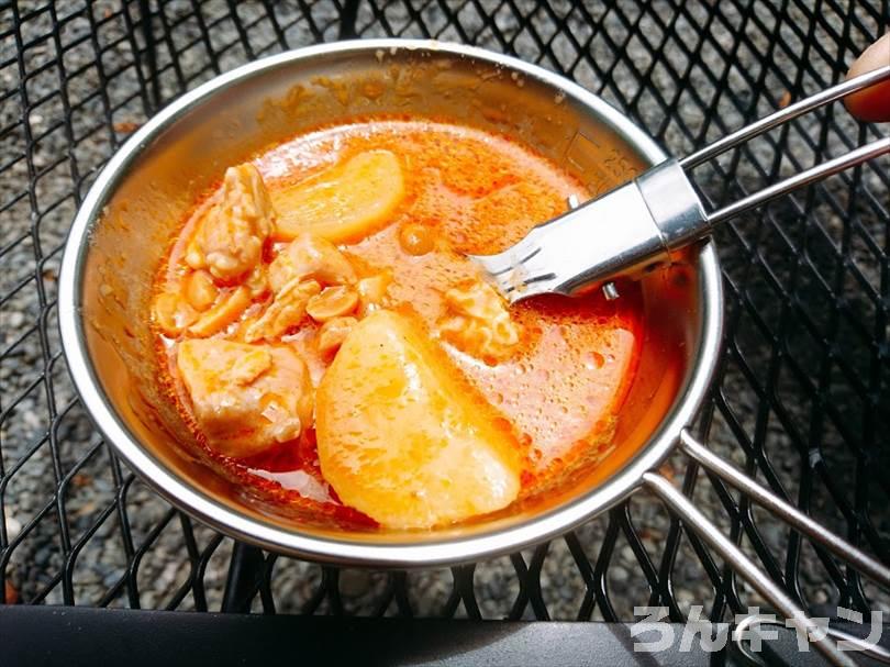 【お手軽キャンプ飯】無印良品のカレーを外で食べると100倍美味しい｜マッサマンカレーはピーナッツのコクと鶏肉の旨味がたっぷりで甘くて美味しい