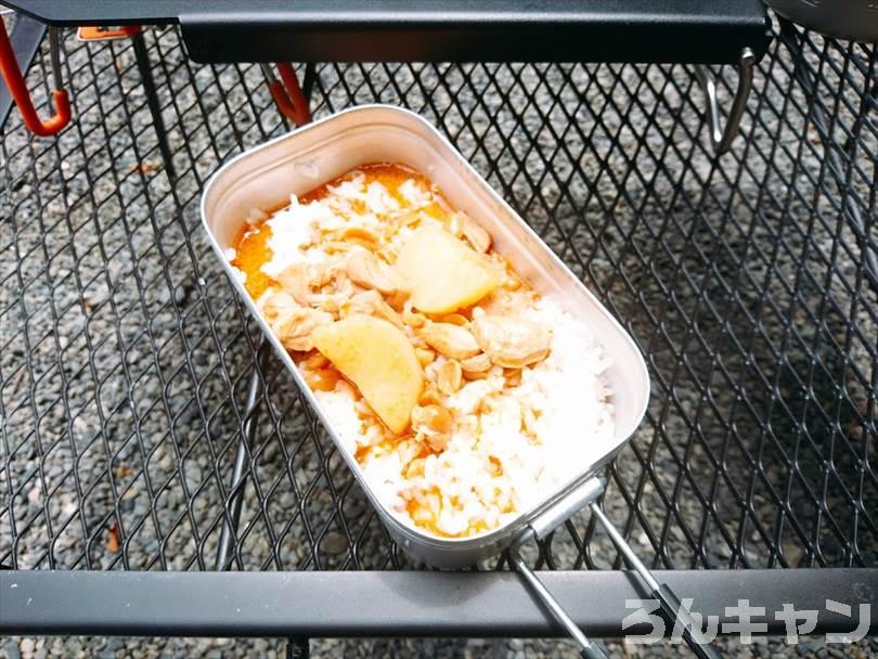 【お手軽キャンプ飯】無印良品のカレーを外で食べると100倍美味しい｜マッサマンカレーはピーナッツのコクと鶏肉の旨味がたっぷりで甘くて美味しい