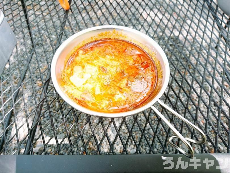 【お手軽キャンプ飯】無印良品のカレーを外で食べると100倍美味しい｜ゲーンパー（森のカレー）はしっかり辛くて具だくさんで旨味たっぷり