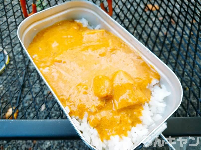 【お手軽キャンプ飯】無印良品のプラウンマサラ（海老のクリーミーカレー）はトマトの酸味が効いていてマイルドな味わい