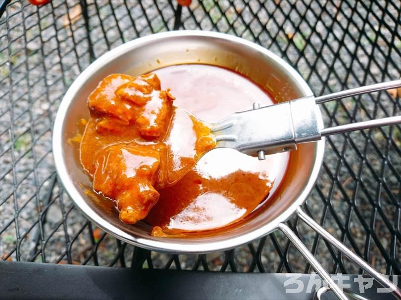 【お手軽キャンプ飯】無印良品のカレーを外で食べると100倍美味しい｜スパイシーチキンカレーはブラックペッパーと赤唐辛子の辛さが楽しめる大人のカレー