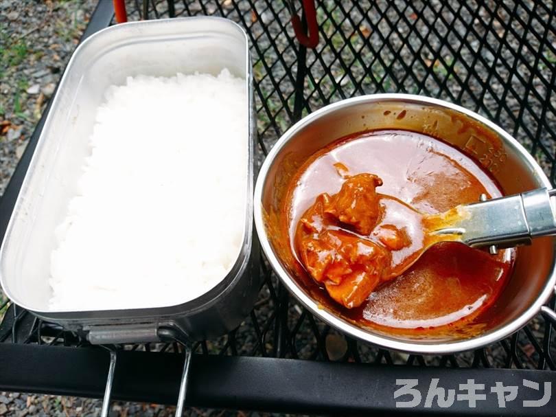 【お手軽キャンプ飯】無印良品のカレーを外で食べると100倍美味しい｜スパイシーチキンカレーはブラックペッパーと赤唐辛子の辛さが楽しめる大人のカレー