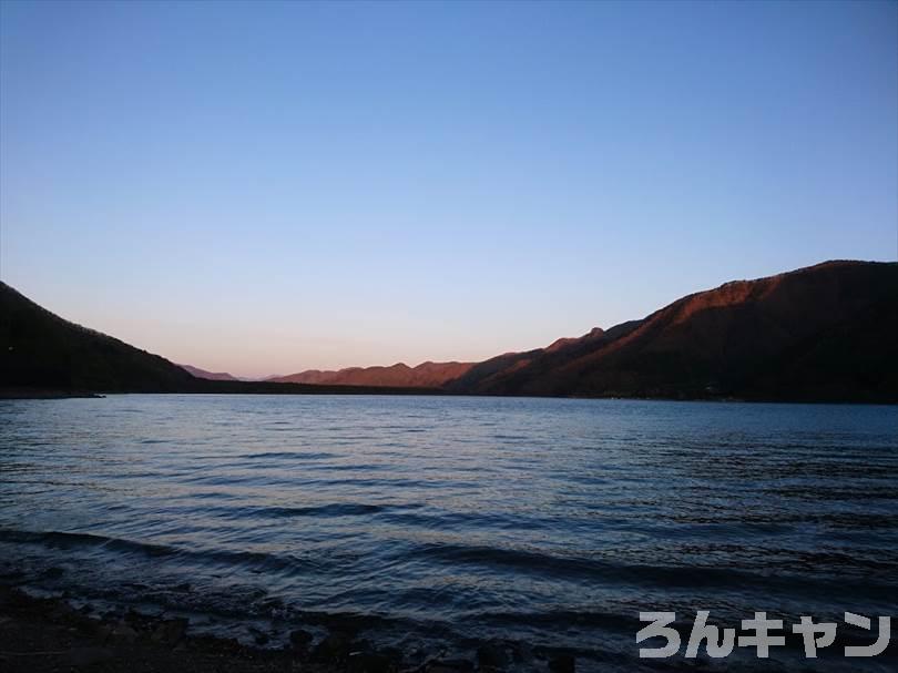 【西湖津原キャンプ場】夕方と早朝の輝く湖が美しい（写真レポ）