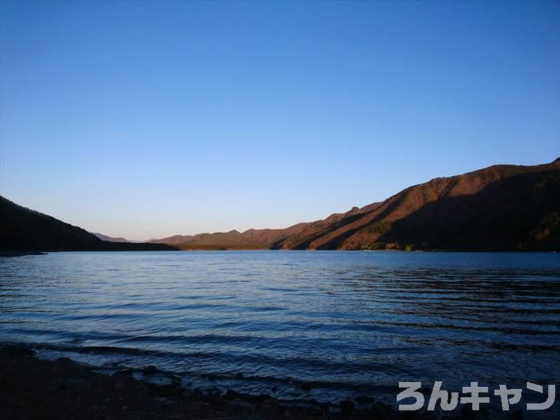 【西湖津原キャンプ場】夕方と早朝の輝く湖が美しい（写真レポ）