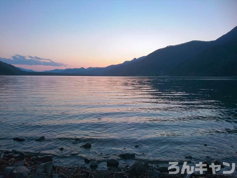 【西湖津原キャンプ場】夕方と早朝の輝く湖が美しい（写真レポ）