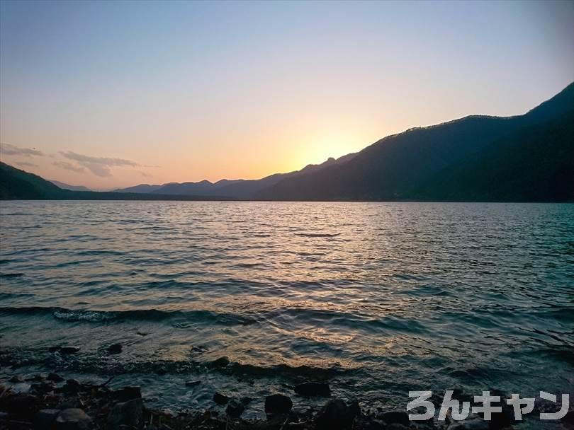 【西湖津原キャンプ場】夕方と早朝の輝く湖が美しい（写真レポ）