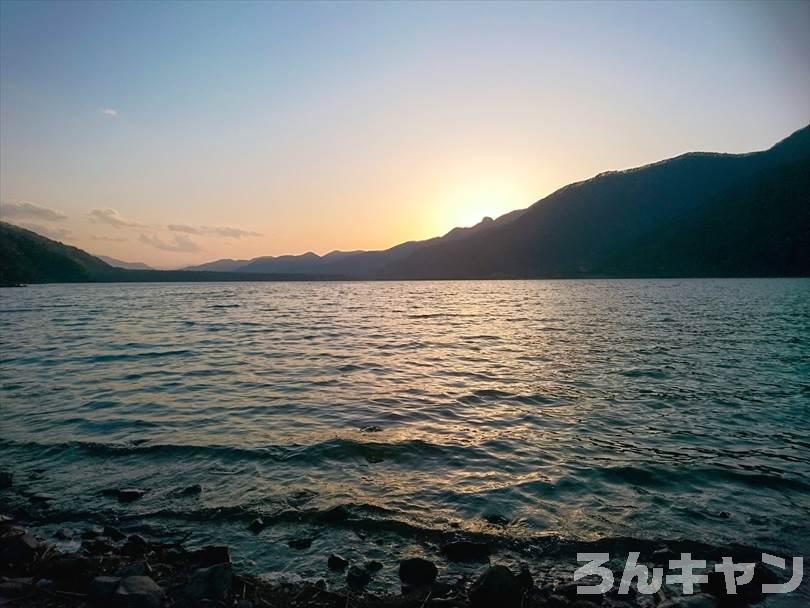 【西湖津原キャンプ場】夕方と早朝の輝く湖が美しい（写真レポ）