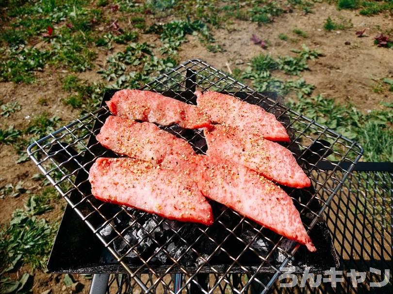 【100均】セリアの火起こし器を使って贅沢焼き肉｜コンパクトサイズでソロキャンにぴったり