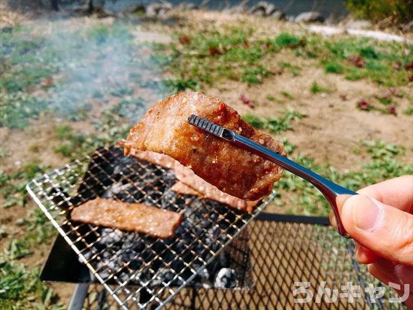 【100均】セリアの火起こし器を使って贅沢焼き肉｜コンパクトサイズでソロキャンにぴったり