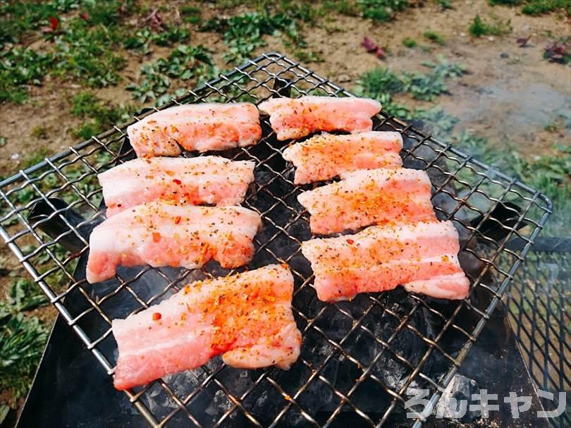 【100均】セリアの火起こし器を使って贅沢焼き肉｜コンパクトサイズでソロキャンにぴったり