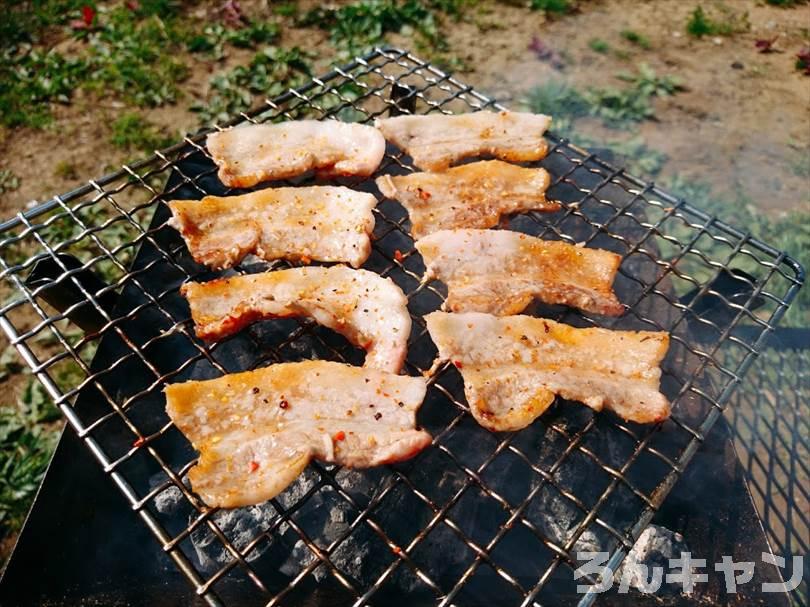 【100均】セリアの火起こし器を使って贅沢焼き肉｜コンパクトサイズでソロキャンにぴったり