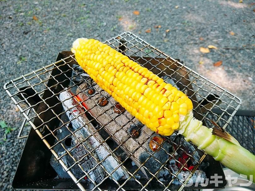 【炭火で簡単】バーベキューで絶品とうもろこし｜焼き方は「生を皮ごと焼く」が正解