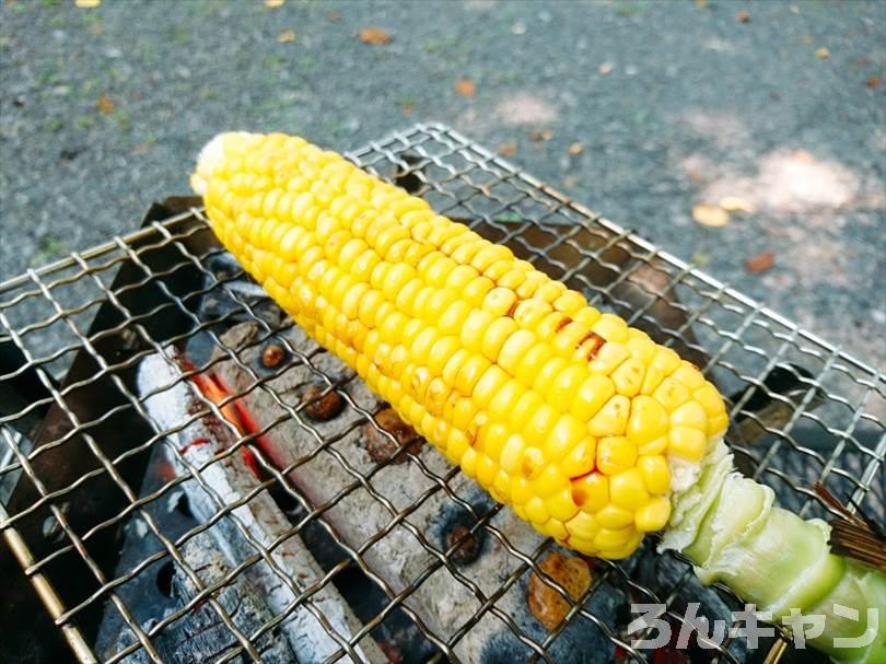 【炭火で簡単】バーベキューで絶品とうもろこし|焼き方は「生を皮ごと焼く」が正解