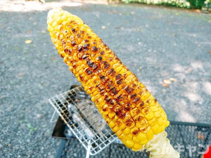 【炭火で簡単】バーベキューで絶品とうもろこし｜焼き方は「生を皮ごと焼く」が正解