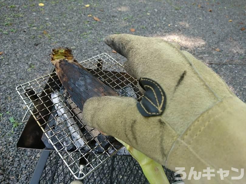 【炭火で簡単】バーベキューで絶品とうもろこし｜焼き方は「生を皮ごと焼く」が正解