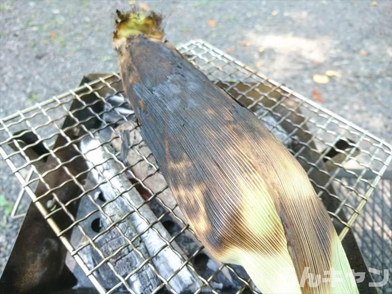 【炭火で簡単】バーベキューで絶品とうもろこし｜焼き方は「生を皮ごと焼く」が正解