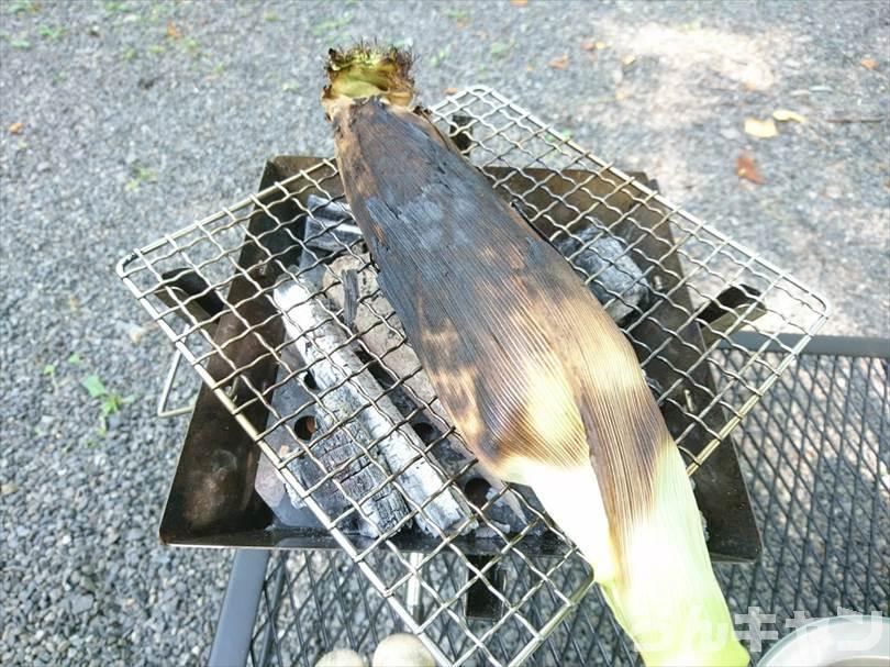 【炭火で簡単】バーベキューで絶品とうもろこし｜焼き方は「生を皮ごと焼く」が正解