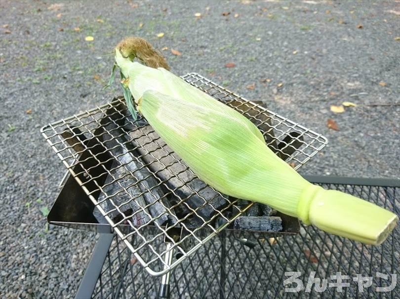 【炭火で簡単】バーベキューで絶品とうもろこし｜焼き方は「生を皮ごと焼く」が正解