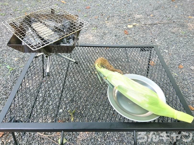 【炭火で簡単】バーベキューで絶品とうもろこし｜焼き方は「生を皮ごと焼く」が正解