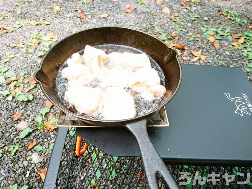 【簡単】キャンプで唐揚げを美味しく作る|揚げたてを冷えたビールと一緒に!