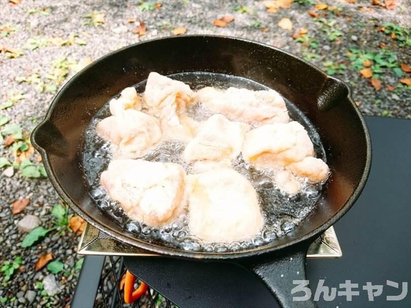 【簡単レシピ】ニトリのスキレットで美味しいキャンプ飯を作る｜おつまみにもピッタリ