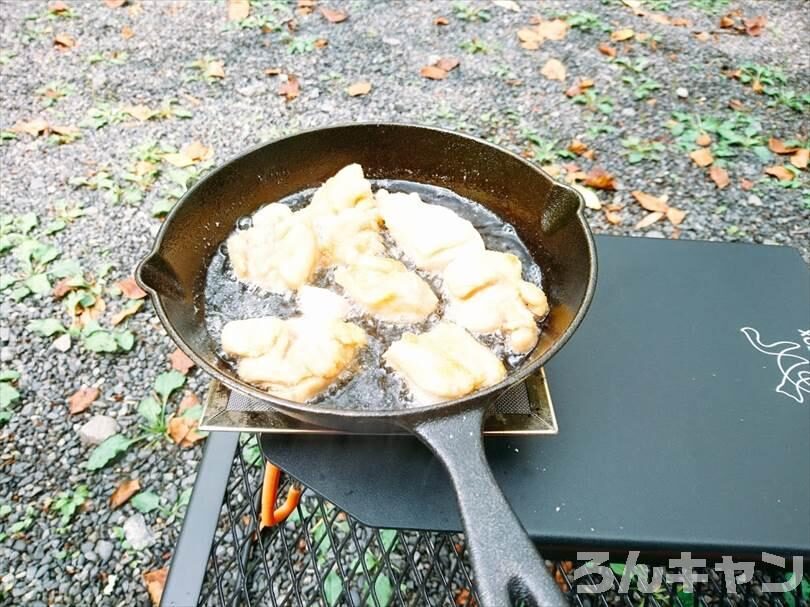 【簡単】キャンプで唐揚げを美味しく作る|揚げたてを冷えたビールと一緒に!