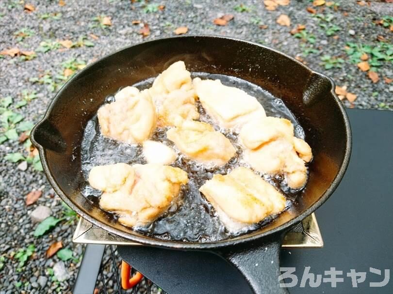 【男のキャンプ料理】スキレットで作る簡単おすすめレシピまとめ｜おつまみにもピッタリ