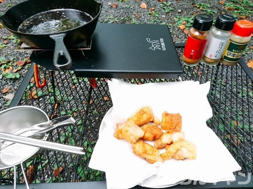 【簡単】キャンプで唐揚げを美味しく作る|揚げたてを冷えたビールと一緒に!