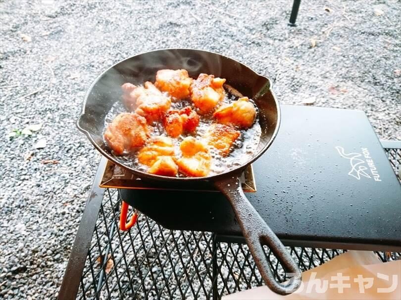 【簡単】キャンプで唐揚げを美味しく作る|揚げたてを冷えたビールと一緒に!