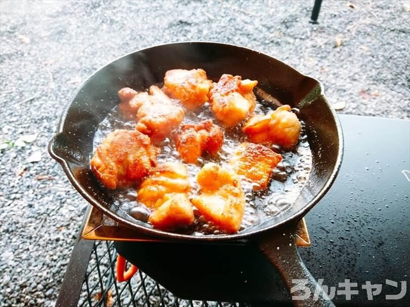 【簡単レシピ】ニトリのスキレットで美味しいキャンプ飯を作る｜おつまみにもピッタリ！