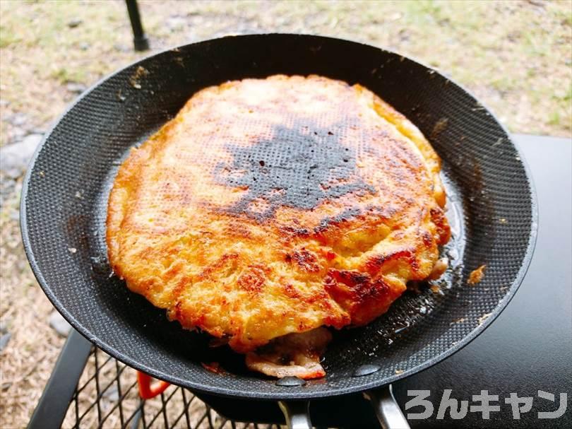 【簡単キャンプ飯】お好み焼きをフライパンで焼く｜　千切りキャベツを使って楽チン（ふわふわ美味）