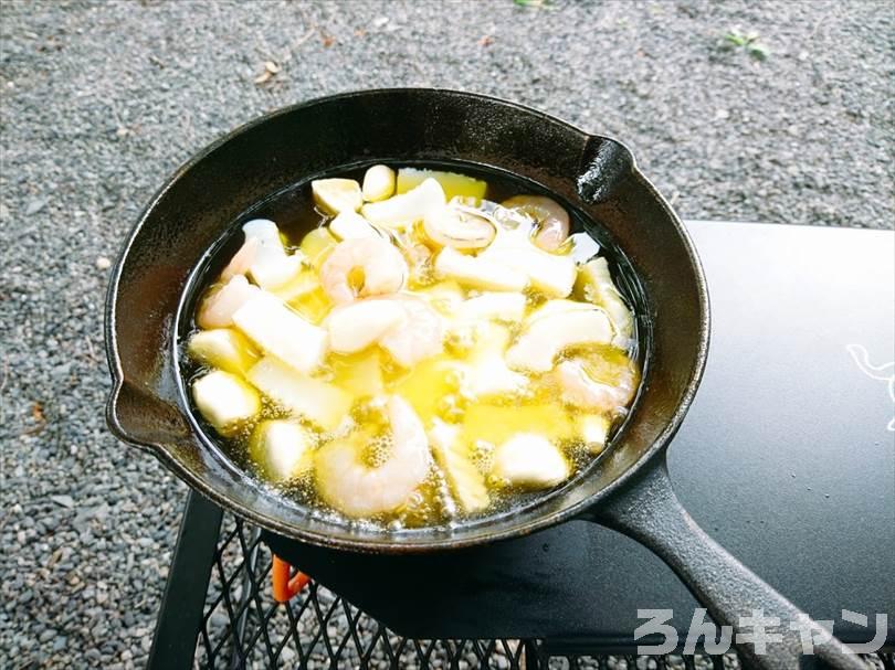 【簡単キャンプ飯】エビを使ったレシピまとめ｜美味しい料理で笑顔になる