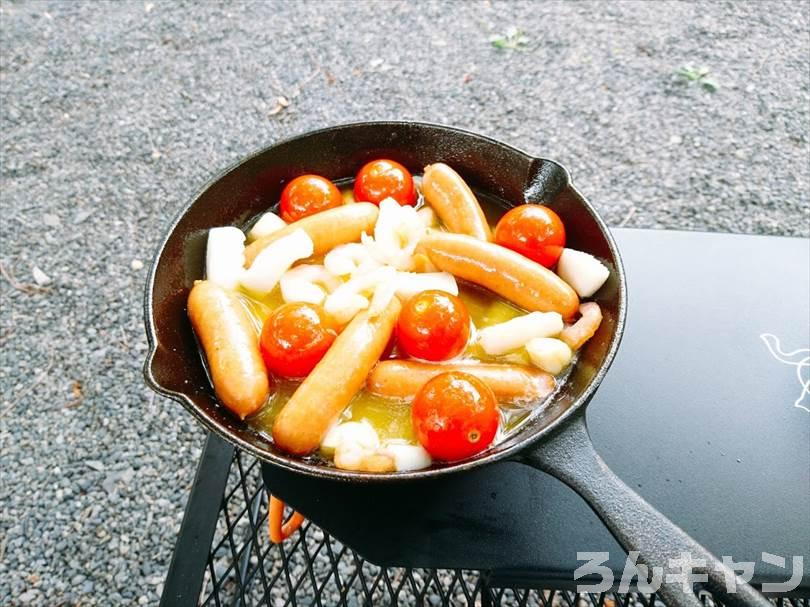 【簡単キャンプ飯】ソーセージを使ったレシピまとめ｜美味しい料理で笑顔になる