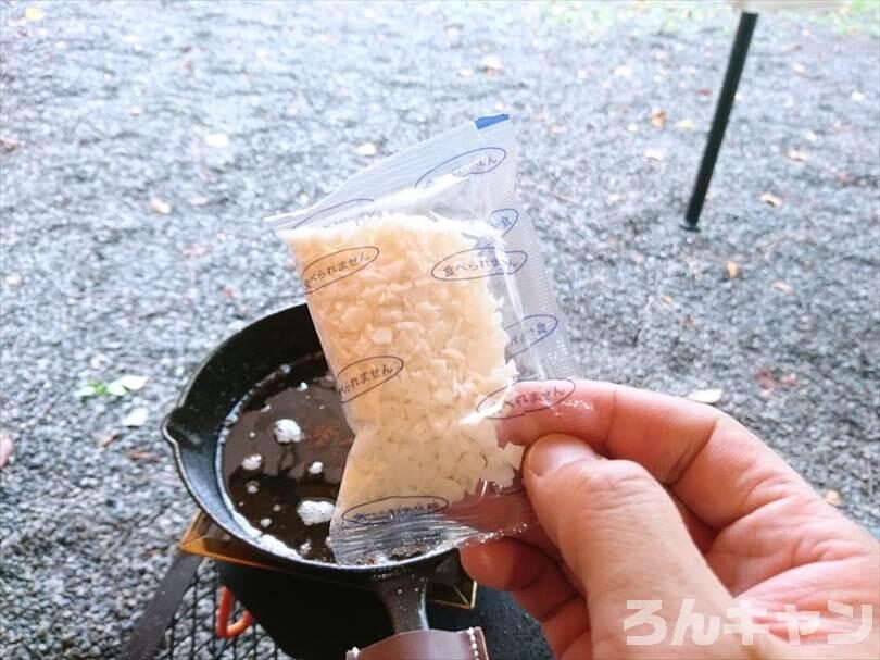 【100均】ダイソーの天ぷら油凝固剤｜キャンプの揚げ物の油を簡単に持ち帰る